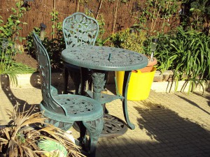 800px-Garden_chairs_and_table,_Birkenhead_-_DSC09774
